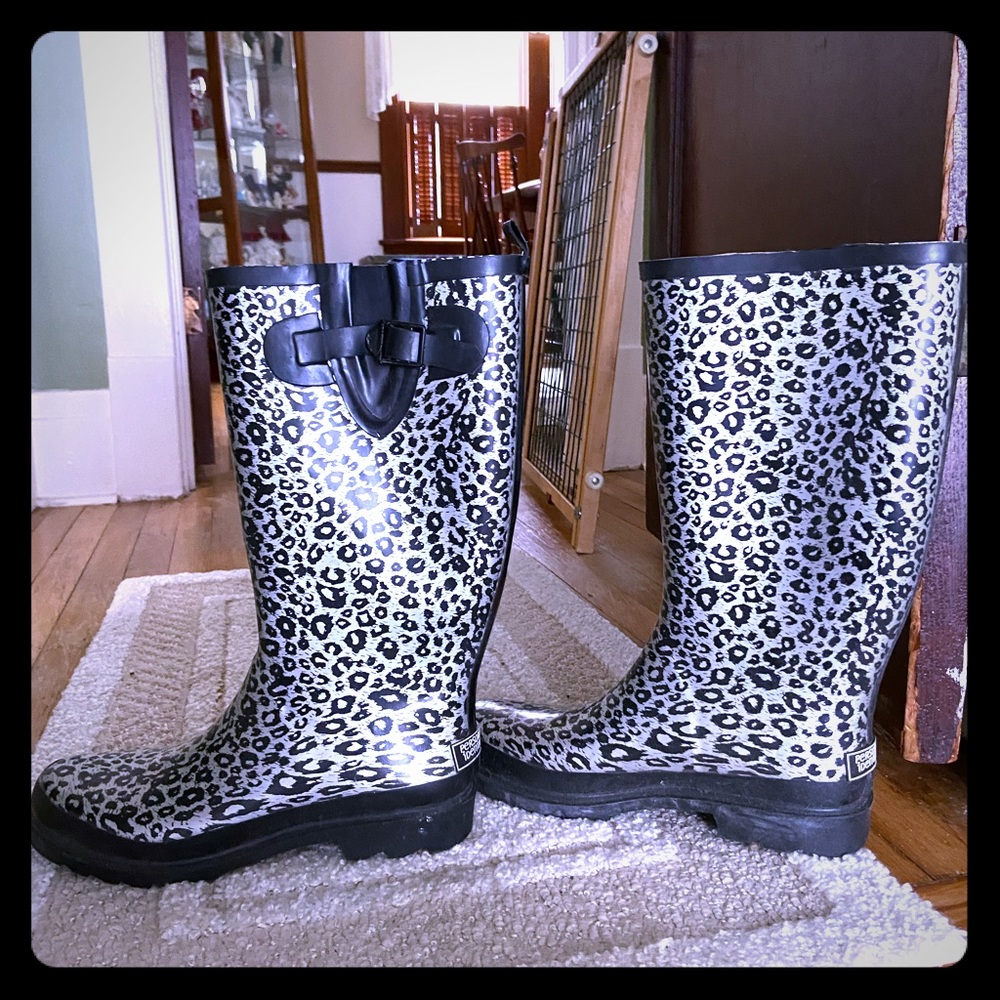 Women’s black/silver cheetah print rain boots